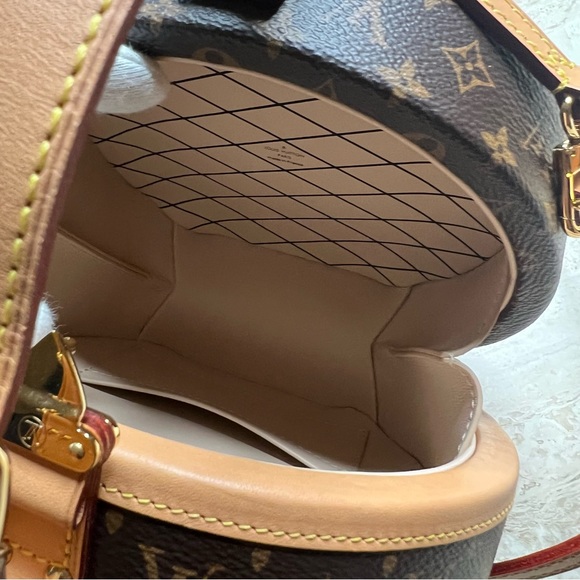Louis Vuitton Monogram Canvas Petite Boite Chapeau Box Bag. - Picture 6 of 6